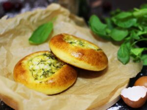 ВАТРУШКА С ТВОРОГОМ И ИЗЮМОМ