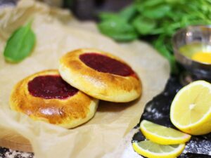 ВАТРУШКА С КЛУБНИКОЙ